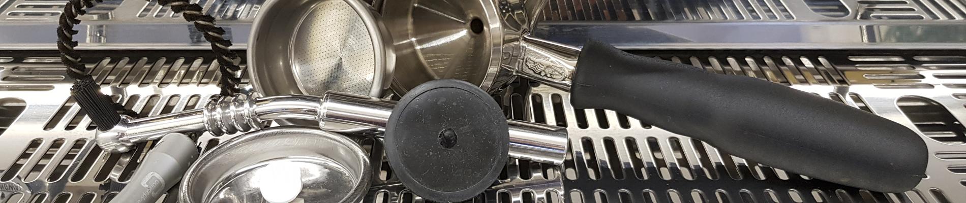 Reinigung und Entkalken von kaffeemaschinen. Barista Ausbildung