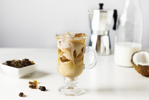Kaffeegetränk Vegan. Eiskaffee. Barista Schulung