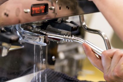 Entkalkung Brühgruppe. Barista Ausbildung Tirol