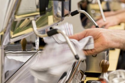 Reinigung Kaffeemaschine. Barista Wissen Ausbildung