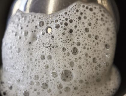Milchschaum Kaffeegetränke. Barista Ausbildung