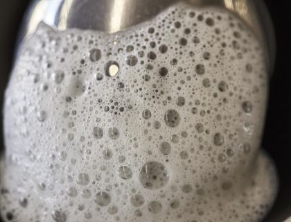 Milchschaum Kaffeegetränke. Barista Ausbildung